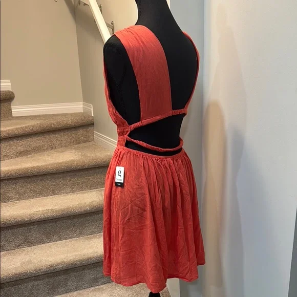 Stylish Red Open-Back Dress - Picture 3 of 5
